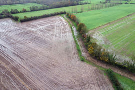 Le propriétaire du fond inférieur ne peut en aucun cas bloquer l'écoulement naturel de l'eau par une digue ou un mur par exemple.