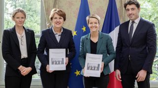 Annie Genevard, ministre de l'Agriculture, a indiqué le 11 octobre 2024 sur le réseau X que les propositions du rapport remis par Anne-Laure Babault et Alexis Izard « serviront de base au débat pour une future loi ». Annie Genevard, ministre de l'Agriculture, a indiqué le 11 octobre 2024 sur le réseau X que les propositions du rapport remis par Anne-Laure Babault et Alexis Izard « serviront de base au débat pour une future loi ».