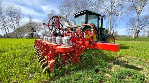 La faucheuse inter-rangs mise au point par Eco-Mulch. Aujourd’hui, un matériel équivalent est proposé par Bionalan.