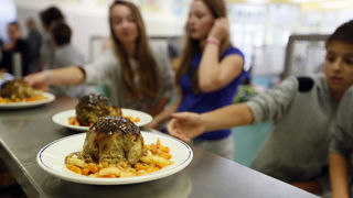 L'option végétarienne hebdomadaire semble mieux acceptée dans la restauration collective que son extension quotidienne, qui suscite peu d'adhésion. L'option végétarienne hebdomadaire semble mieux acceptée dans la restauration collective que son extension quotidienne, qui suscite peu d'adhésion.