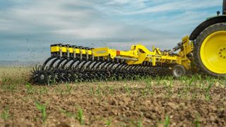 Bednar présente une gamme de houes rotatives allant de 6 à 12,4 m de largeur. Bednar présente une gamme de houes rotatives allant de 6 à 12,4 m de largeur.