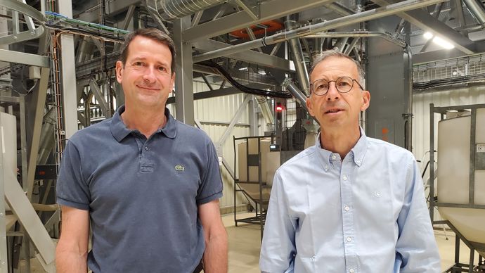 Depuis septembre, Hervé et Oliviers Nuttens fabriquent, dans leur nouveau moulin implanté à Hypercourt (Somme), de la farine de légumineuses.
