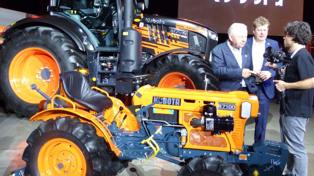 Kubota hier et aujourd'hui avec au premier plan le tracteur compact B7100 fabriqué entre 1976 et 1985 et le M7-174 ici dans sa version "édition limitée" disponible en 50 exemplaires pour les 50 ans de la marque en Europe.