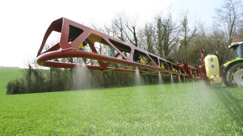 Arvalis rappelle que le positionnement du traitement herbicide coïncide rarement avec la date optimale de traitement insecticide. 