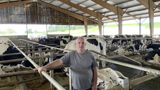 Avec son épouse Catherine, Philippe Le Duc a construit un bâtiment long de 75 m et large de 33 m, comprenant 2 tables d’alimentation de 5 m chacune. Les deux doubles rangés de 104 logettes sont interrompues en leur milieu par un passage doté de 2 abreuvoirs de 3 m. Ce type de bâtiment offre plus d’échappatoires aux vaches et un raclage moins long.