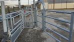 Barrière avec un portillon passage d'homme à droite, cornadis anti-étranglement au centre et barrière césarienne à gauche, sont les équipements qui facilitent les interventions.