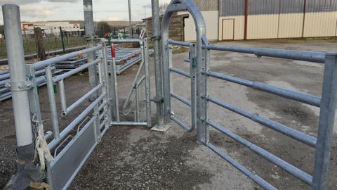 Barrière avec un portillon passage d'homme à droite, cornadis anti-étranglement au centre et barrière césarienne à gauche, sont les équipements qui facilitent les interventions. Barrière avec un portillon passage d'homme à droite, cornadis anti-étranglement au centre et barrière césarienne à gauche, sont les équipements qui facilitent les interventions.