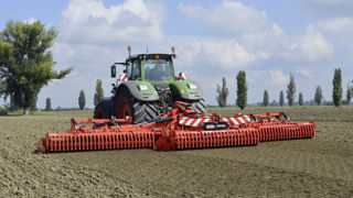 Conçue pour les tracteurs de plus de 450 ch, la herse Jumbo X 1000 de Maschio Gaspardo travaille sur une largeur de 10 mètres. Conçue pour les tracteurs de plus de 450 ch, la herse Jumbo X 1000 de Maschio Gaspardo travaille sur une largeur de 10 mètres.
