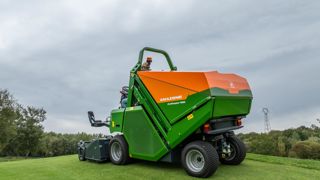 Une modèle Profihopper 1500 aux nouvelles couleurs "vert et orange" d'Amazone.