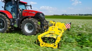 Bednar présente le Speed Chop SC-F, un rouleau hacheur décliné en 3, 4 et 6 m de largeur de travail. Bednar présente le Speed Chop SC-F, un rouleau hacheur décliné en 3, 4 et 6 m de largeur de travail.