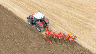 Le nouvel équipement hors-raie de la charrue Pöttinger Servo 4000 permet de labourer avec des pneumatiques larges et de réduire la compaction. Le nouvel équipement hors-raie de la charrue Pöttinger Servo 4000 permet de labourer avec des pneumatiques larges et de réduire la compaction.