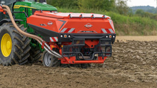 Kuhn complète son offre de trémie frontale avec la TF 2300 C, un modèle de 2 360 litres à double cuve. Kuhn complète son offre de trémie frontale avec la TF 2300 C, un modèle de 2 360 litres à double cuve.