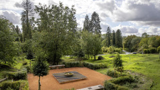 Situé dans l'ancien village de Craonne, le jardin des Hespérides fait partie des 27 créations paysagères formant les jardins de la paix. Situé dans l'ancien village de Craonne, le jardin des Hespérides fait partie des 27 créations paysagères formant les jardins de la paix.