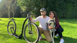Jérémy Lemonnier (à gauche) et son épouse Vicky partagent leur passion commune pour les courses de cani-trottinette. Jérémy Lemonnier (à gauche) et son épouse Vicky partagent leur passion commune pour les courses de cani-trottinette.