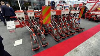 L'Olimpia Isotronic de Maschio-Gaspardo est proposé en version de 8 rangs.