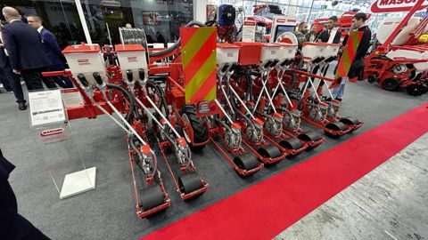 L'Olimpia Isotronic de Maschio-Gaspardo est proposé en version de 8 rangs.