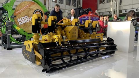 Alysium est la version électrique de la herse rotative présentée par Alpego lors de l'Eima 2024. Alysium est la version électrique de la herse rotative présentée par Alpego lors de l'Eima 2024.
