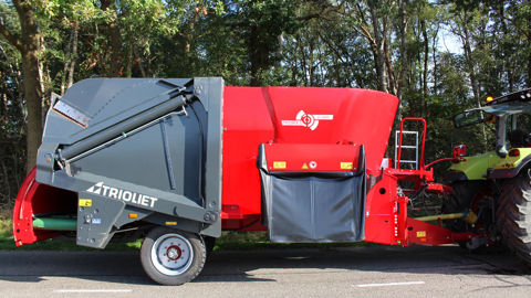 La Triomix se distingue des autres mélangeuses à vis verticales par sa porte de désilage à l’arrière.