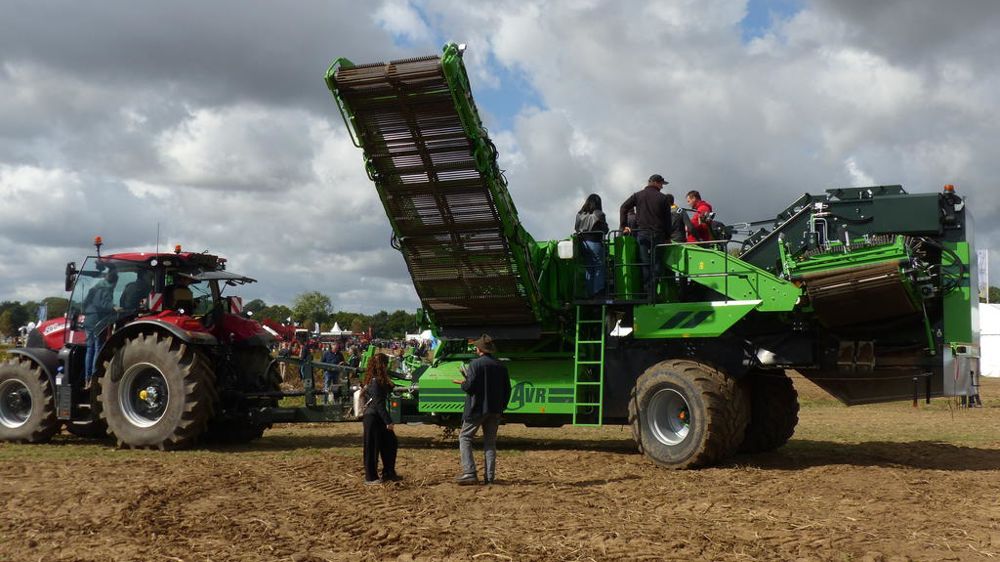 AVR Spirit 9200i : une arracheuse Isobus