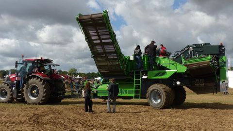 AVR Spirit 9200i : une arracheuse Isobus