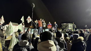 Des agriculteurs de la FDSEA et JA Île-de-France se sont rendus en cortège dimanche soir près de la base aérienne de Villacoublay dans les Yvelines, près de Paris. Des agriculteurs de la FDSEA et JA Île-de-France se sont rendus en cortège dimanche soir près de la base aérienne de Villacoublay dans les Yvelines, près de Paris.