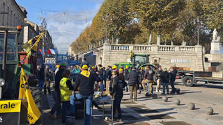 Dans le Gers, des dizaines d'agriculteurs étaient rassemblés dès mardi matin. Ils prévoient de rester « trois, quatre jours s’il faut » dans une maison de paille qu’ils ont monté sur la place centrale d’Auch. Dans le Gers, des dizaines d'agriculteurs étaient rassemblés dès mardi matin. Ils prévoient de rester « trois, quatre jours s’il faut » dans une maison de paille qu’ils ont monté sur la place centrale d’Auch.