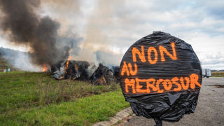 Les syndicats sont unanimes contre la ratification de l'accord. Les syndicats sont unanimes contre la ratification de l'accord.