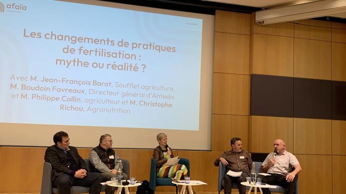 De gauche à droite : Baudoin Favreaux, DG d'Antedis, Philippe Collin, éleveur bio en Haute-Marne, Marie-Laure Hustache, animatrice, Christophe Richou, responsable développement et marketing d'Agronutrition, et Jean-François Barot, coordinateur technique chez Soufflet agriculture, au colloque organisé par Afaïa, mardi 19 novembre, à Paris.
