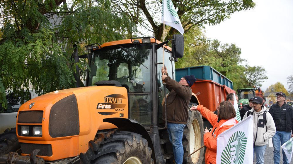 Dans un climat de rivalité, les agriculteurs poursuivent leur mobilisation