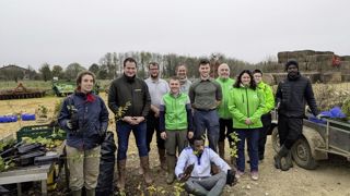 Chantier collectif de plantation lors du week-end de la Toussaint, du 31 octobre au 2 novembre 2024, sur la ferme de Thierry et Lucas Weber à Merles-sur-Loison (Meuse). Chantier collectif de plantation lors du week-end de la Toussaint, du 31 octobre au 2 novembre 2024, sur la ferme de Thierry et Lucas Weber à Merles-sur-Loison (Meuse).