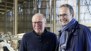 Olivier Carpentier, adhérent Laitnaa engagé dans la réduction des GES sur sa ferme sur cinq ans, et Charles Léonardi, directeur général du développement durable Nestlé France. Olivier Carpentier, adhérent Laitnaa engagé dans la réduction des GES sur sa ferme sur cinq ans, et Charles Léonardi, directeur général du développement durable Nestlé France.