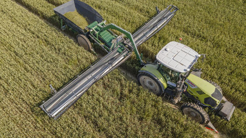 L’écimeuse récupératrice travaille sur 12 m de large, permettant ainsi un débit de chantier de 2 à 4 ha/h dans les conditions observées. L’écimeuse récupératrice travaille sur 12 m de large, permettant ainsi un débit de chantier de 2 à 4 ha/h dans les conditions observées.