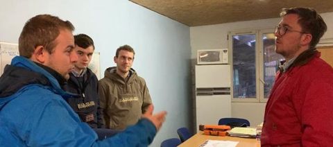 Alexandre Smessaert agriculteur avec des étudiants.d'UniLaSalle