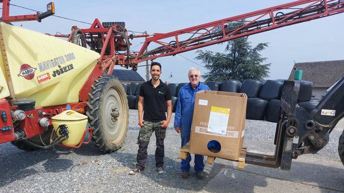 François Gérard (à g.), gérant de Toopi Organics Belgique, au côté d'un agriculteur belge utilisant le biostimulant Lactopi Start.