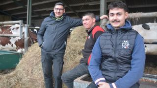Pierre Cantin (à droite) : « On va développer les légumineuses et investir dans un séchoir en bottes pour améliorer la qualité du fourrage, cela nous permettra de gagner 60 € de marge brute aux 1 000 litres de lait produit. »
