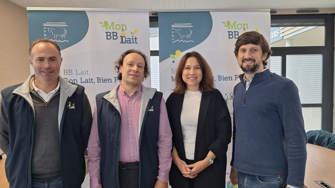Yoann Lézé et Frédéric Dorilleau (à gauche), respectivement vice-président et président de l’APBO, ont présenté leur accord avec Bel, le 3 décembre, en compagnie d'Anne-Sophie Carrier (DG Bel France) et de Simon Bonnet, directeur des achats de lait du groupe.