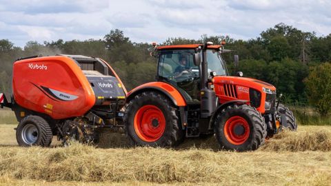La solution TIM accroît l'automatisation entre le tracteur et l'outil, comme sur les presses à balles de la série BV de Kubota.