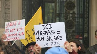 L'une des revendications de l'action était d'alerter sur l'opulence des journées de la bourse du commerce européenne.