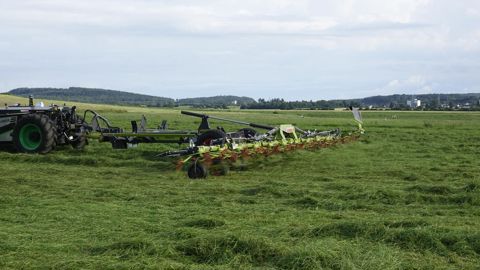 Les Volto 1300 TS et 1500 TS se dotent d'un essieu suiveur autorisant le déverrouillage hydraulique du blocage de roues, qui fonctionnent alors comme des roues folles.