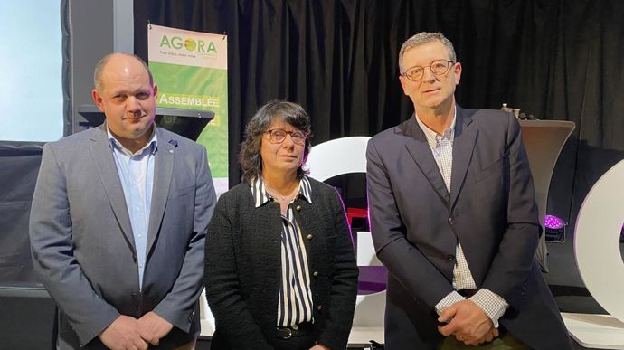 Etienne Grodet, nouveau président d'Agora, Agnès Duwer, directrice générale, et Thierry Dupont, président sortant, lors de l'assemblée générale, mardi 10 décembre, à Beauvais (Oise).