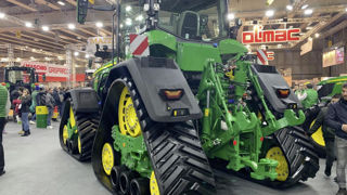 Camso fournit des chenillesà la majorité des tractoristes et constructeurs d'engins de récolte. Camso fournit des chenillesà la majorité des tractoristes et constructeurs d'engins de récolte.