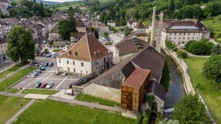 La Grande Saline de Salins-les-Bains est une usine fondée il y a 1 200 ans qui pouvait produire jusqu'à 14 000 tonnes de sel par an. La Grande Saline de Salins-les-Bains est une usine fondée il y a 1 200 ans qui pouvait produire jusqu'à 14 000 tonnes de sel par an.