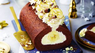 Bûche pâtissière à la banane, chocolat et noix de coco. Bûche pâtissière à la banane, chocolat et noix de coco.