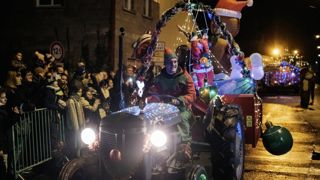 Agriculteurs, mais aussi salariés, retraités et étudiants en agriculture décorent les tracteurs de guirlandes de toutes les couleurs et animent le Noël des enfants. Agriculteurs, mais aussi salariés, retraités et étudiants en agriculture décorent les tracteurs de guirlandes de toutes les couleurs et animent le Noël des enfants.