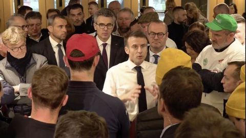 Emmanuel Macron change avec des agriculteurs au Sia 2024 Emmanuel Macron change avec des agriculteurs au Sia 2024