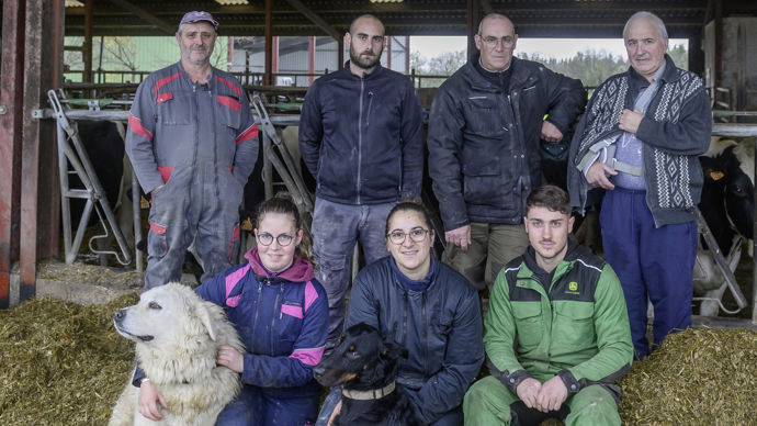 Gaec Le Chay. Laurent Bolteau Simon Favreau, Didier Favreau Hervé Bolteau  (debout de gauche à droite) en bas Charlène Couton, salariée en remplacement d'Hervé durant son arrêt, Camille Giraud et Axel Bourraud, salarié.