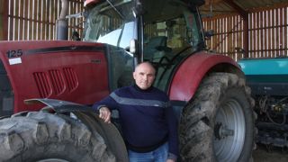 Laurent Séjourné a toujours limité au maximum le nombre de matériels en propriété sur sa ferme. Il préfère faire appel à la Cuma.