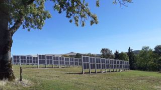 Les haies verticales avec panneaux solaires bifaciaux permettent de produire de l'électricité du matin jusqu'au soir. Les haies verticales avec panneaux solaires bifaciaux permettent de produire de l'électricité du matin jusqu'au soir.