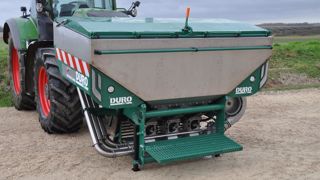 La trémie frontale Eole en version de 1 700 et 2 300 litres peut recevoir une triple trémie et trois doseurs.