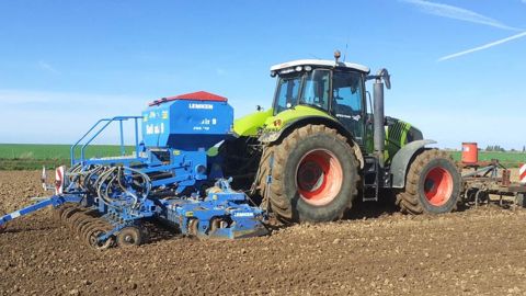 Ce Lemken Solitair 9 de 2011 en version portée repliable de 4 m sème du blé dans l’Oise.